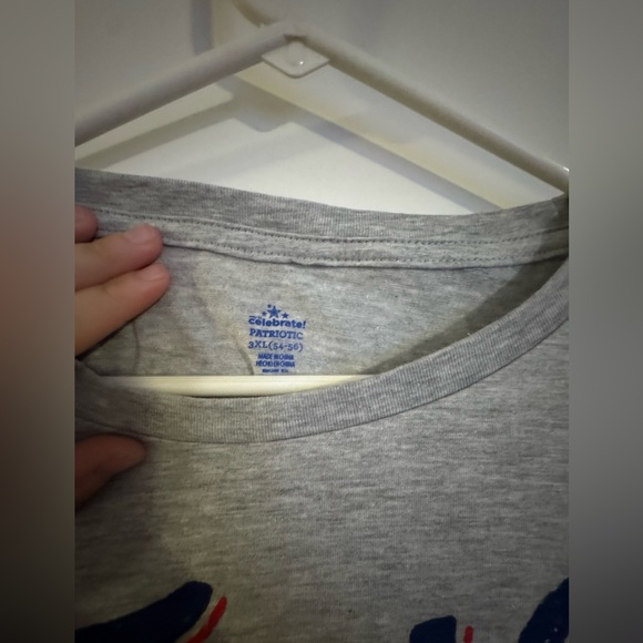 bundle of 2 holiday shirts - Picture 4 of 4